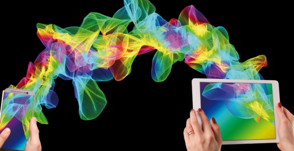 Hände mit Smartphone und Tablet, verbunden mit einem buntem Spiralmuster