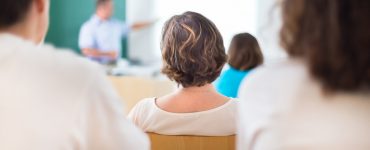 vortrag mit puplikum von hinten, tafel, foto: fotolia, kasto