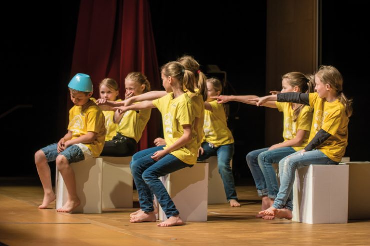 tusch theater muenchen, gruppe der grundschule am dom-pedro-platz spielen die unsichtbaren kinder, foto: karsten kowalk