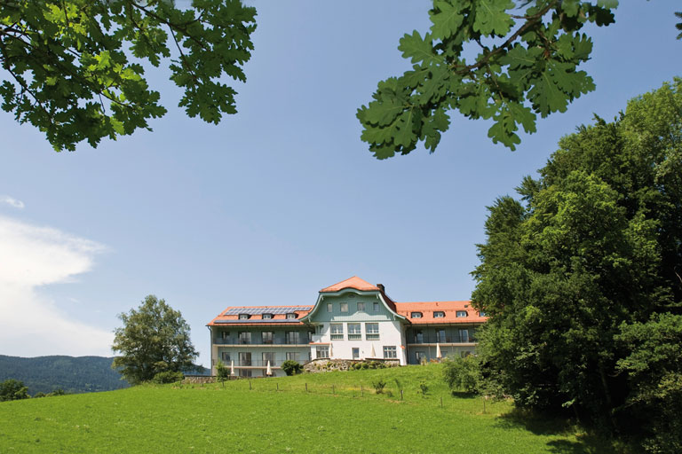 frontsansicht mit baeumen und wiese - bildungshaus achatswies, foto: bernhard lang