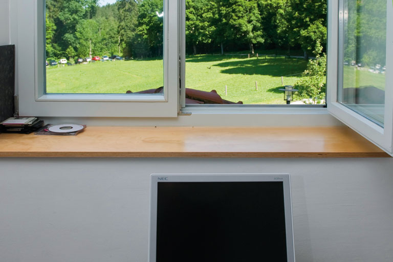 Offenes Fenster und Monitor Bildungshaus Achatswies