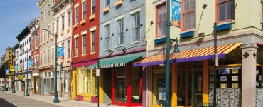 internationaler austausch, strasse mit bunten gebaeuden ib cincinnatti, foto: paedagogisches institut