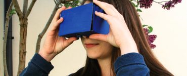 maedchen schaut in blaue kartonbox