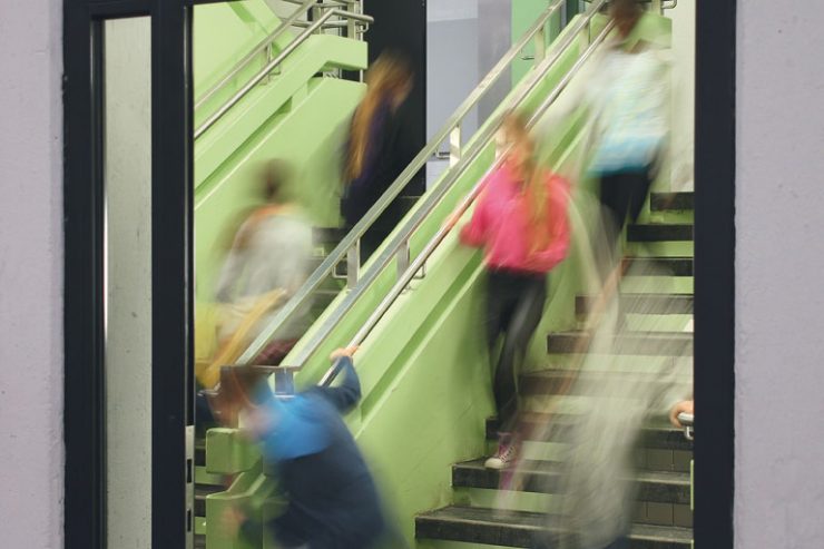 thema krisenintervention an schulen - treppenhaus in der schule mit bewegungsunschaerfe, foto: referat fuer bildung und sport