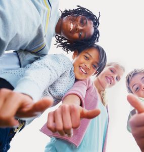 lachende kinder international, mit daumen hoch im kreis, foto: istock, globalstock