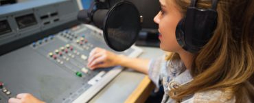 radiomoderatorin im studio, foto: fotolia, wavebreakmediamicro