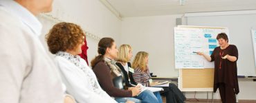 seminarsituation mit moderatorin am flipchart, foto: bernhard lang