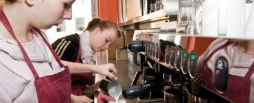 mitarbeiterinnen an der kaffeemaschine, cafeteria des pi-zkb, foto: bernhard lang