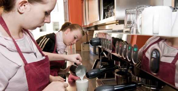 mitarbeiterinnen an der kaffeemaschine, cafeteria des pi-zkb, foto: bernhard lang