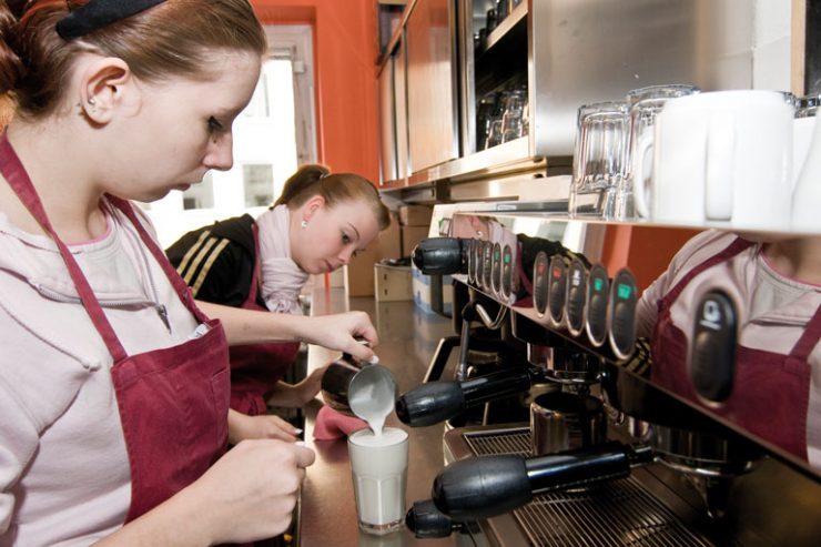 mitarbeiterinnen an der kaffeemaschine, cafeteria des pi-zkb, foto: bernhard lang