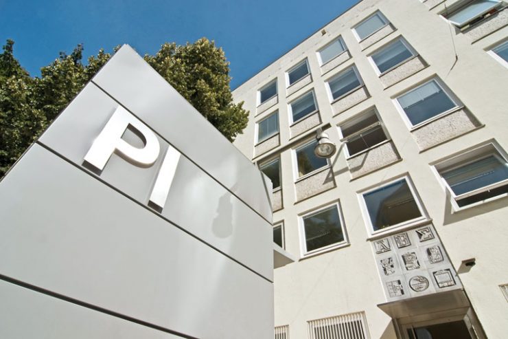 pi-logo am aufzug, marienstrasse, foto: bernhard lang