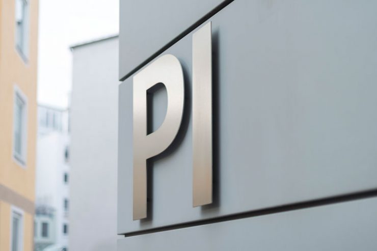 pi-logo an der aussenfassade close-up, foto: bernhard lang