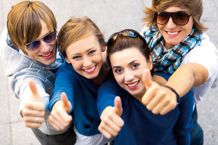 vier freunde zeigen daumen hoch von oben, foto: istock, piksel