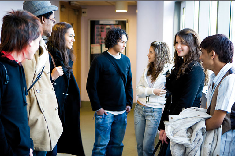 schueler_innen diskutieren im schulgebaeude, foto: istock, track5