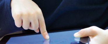 kind wischt auf computer tablet, ausschnitt, foto: fotolia, christin lola