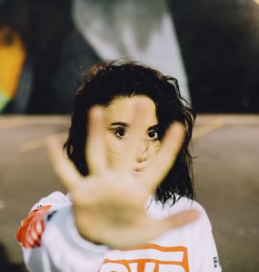 praevention - junge Frau hält die Hand abwehrend entgegen, Foto: unsplash.com, isaiah-rustad