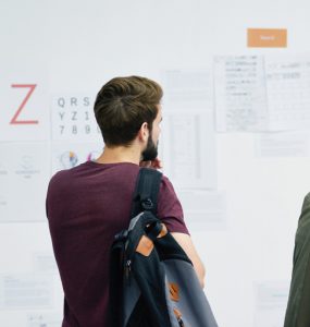 zwei junge studierende betrachten eine schautafel, foto: unsplash.com, rawpixel