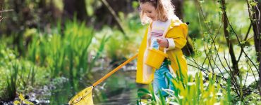 kleines maedchen mit kescher am bach, foto: fotolia, famveldman