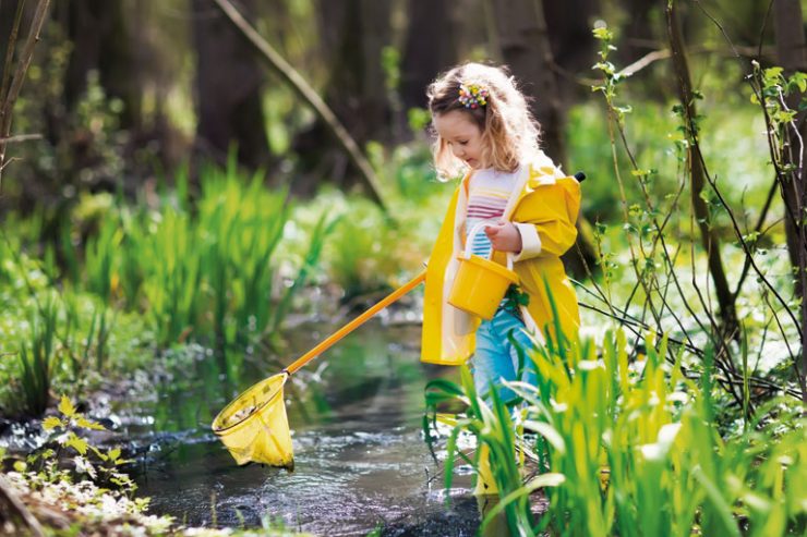 kleines maedchen mit kescher am bach, foto: fotolia, famveldman