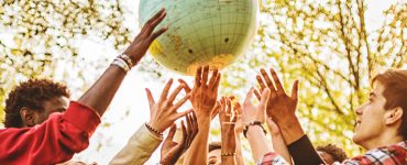 teenager werfen globus in die luft, foto: istock, franckreporter