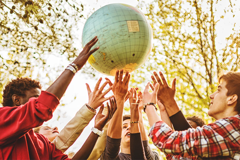 teenager werfen globus in die luft, foto: istock, franckreporter