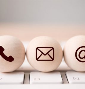 holzkugeln mit telefon-, address- und mail-symbol, foto: istock, monster ztudio
