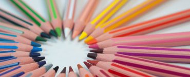 buntstifte, ordentlich im kreis zusammen gelegt, foto: unsplash.com, agence-olloweb