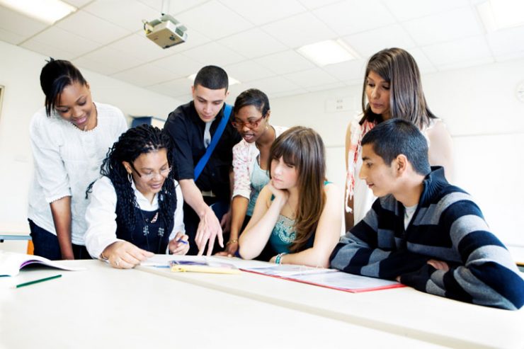 teenager, studenten, jugendliche am tisch in der klasse, foto: istock, track5