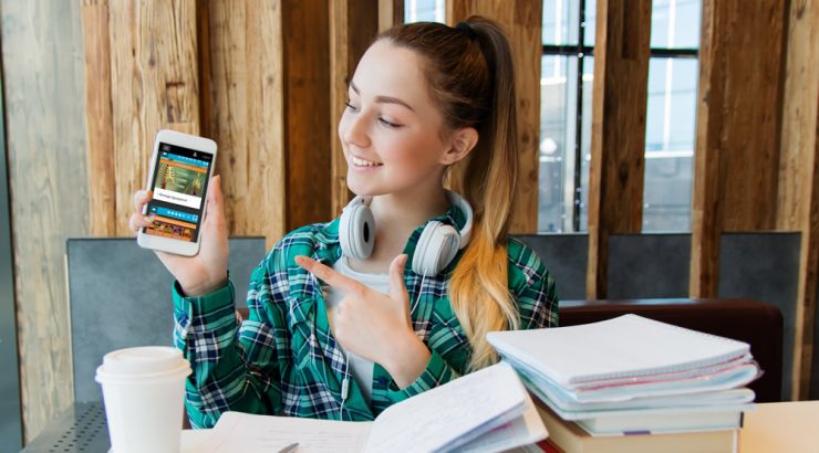 Schülerin mit Smartphone