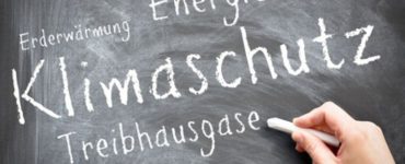 weibliche hand schreibt das wort klimaschutz an schultafel, foto: fotolia, marco2811