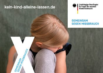 Sitzendes Kind, das den Kopf auf den Knien ablegt. oben links "kein-kind-alleine-lassen.de", unten links ein X mit Beschriftung "GEMEINSAM GEGEN MISSBRAUCH" und oben rechts "Unabhängiger Beauftragter für Fragen des sexuellen Kindermissbrauchs"