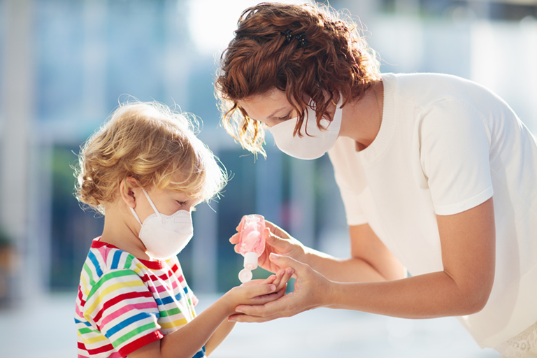 Frau und Kind mit Mundschutz | AdobeStock Foto famveldman