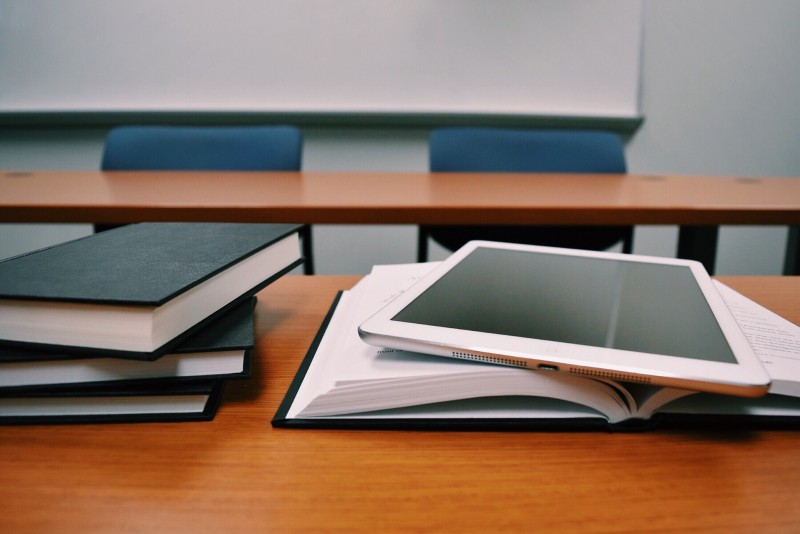 Raum mit Büchern und Tablet auf dem Tisch