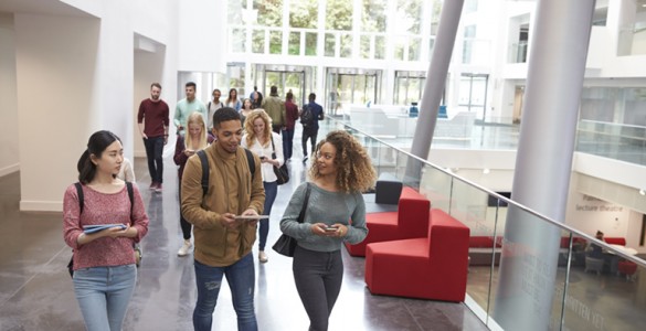 Junge Studierende laufen durch Universitätsgebäude, iStock, monkeybusiness