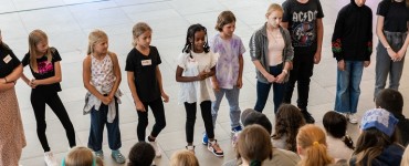 Schüler*innen präsentieren vor Publikum