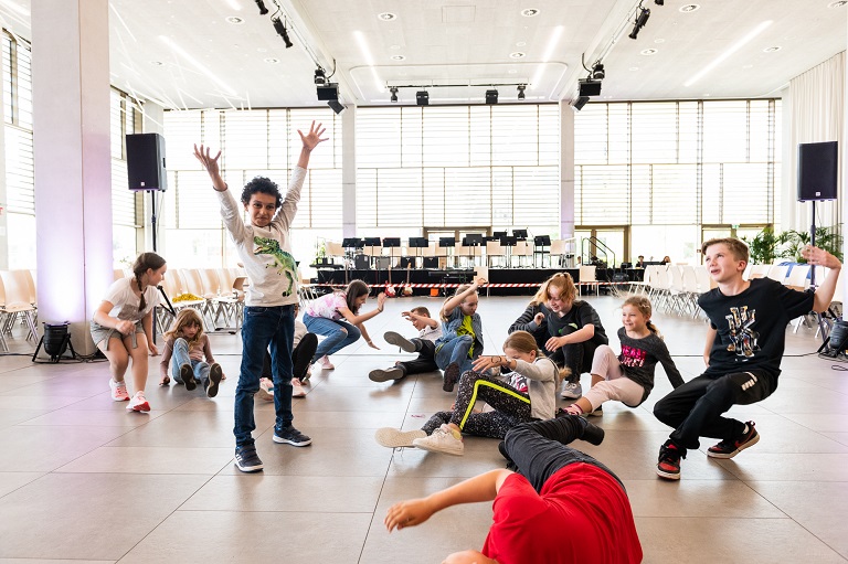 Theaterpräsentation von Schüler*innen