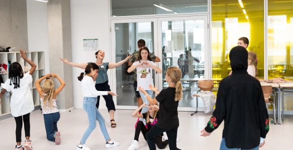 Theaterworkshop im Klassenzimmer. Fotograf: Felix Krammer, Bildrechte: Raphaela van Bommel