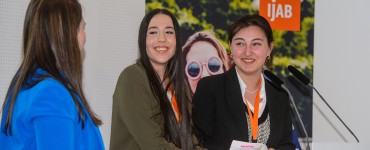 Zwei Münchner Teilnahmerinnen am Projekt USA for you 2022 halten einen Vortrag über ihre Erfahrung in den USA