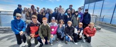 Schüler*innen aus Cincinnati und München mit Teamer*innen auf Olympiaturm in München