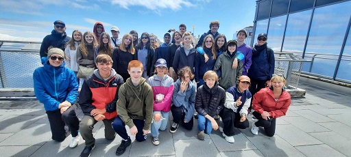 Schüler*innen aus Cincinnati und München mit Teamer*innen auf Olympiaturm in München