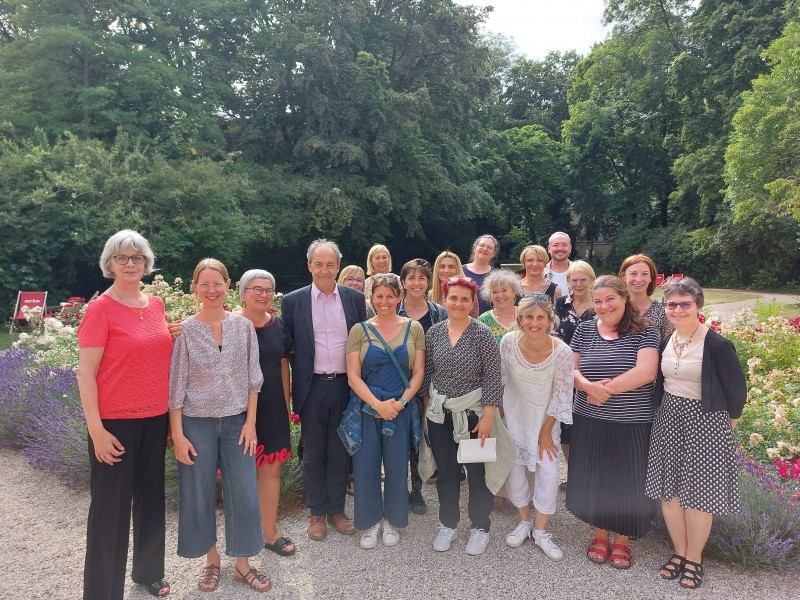 Gruppenfoto im Park von Erziehungskräften aus München und Marseille