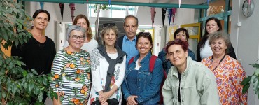Erziehungskräfte aus Marseille besuchen Münchner Schule und stehen unter gebastelten Schultüten