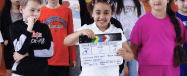 Grundschulkinder drehen Film über ihre Schule