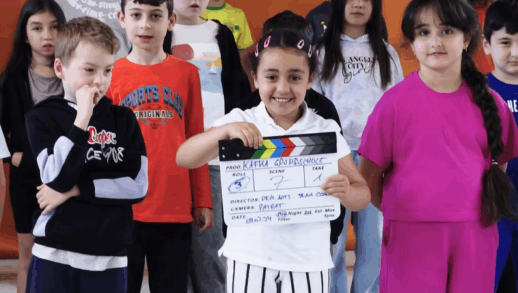 Grundschulkinder drehen Film über ihre Schule