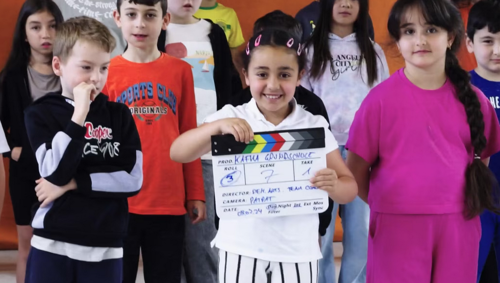 Grundschulkinder drehen Film über ihre Schule