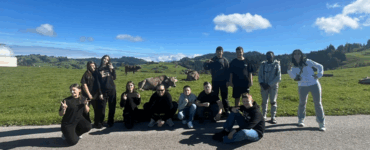 Gruppe von Jugendlichen mit Begleitperson vor Bergkulisse