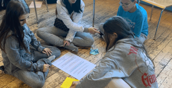 Jugendliche in einer gemeinsamen Arbeitsphase