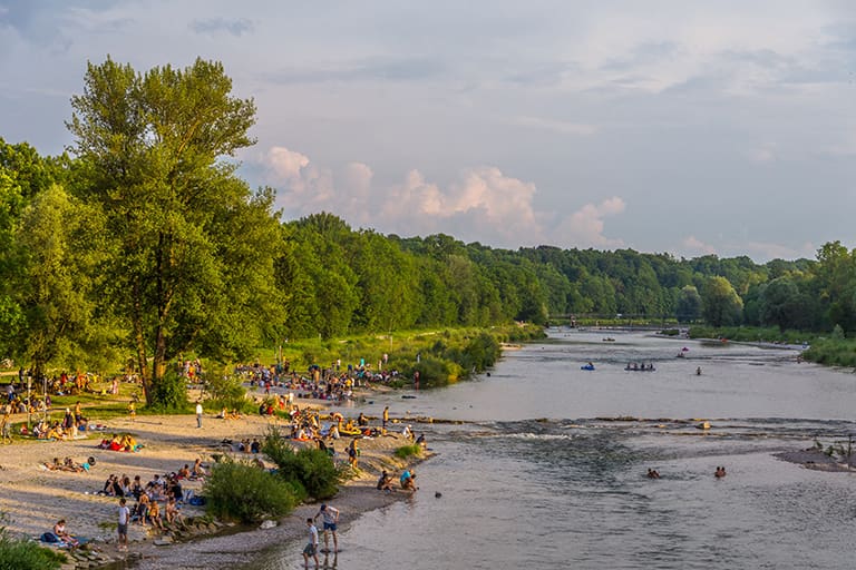 Badegäste am Kiesstrand an der Isar in München, Foto: Adobe Stock, Zauberblicke